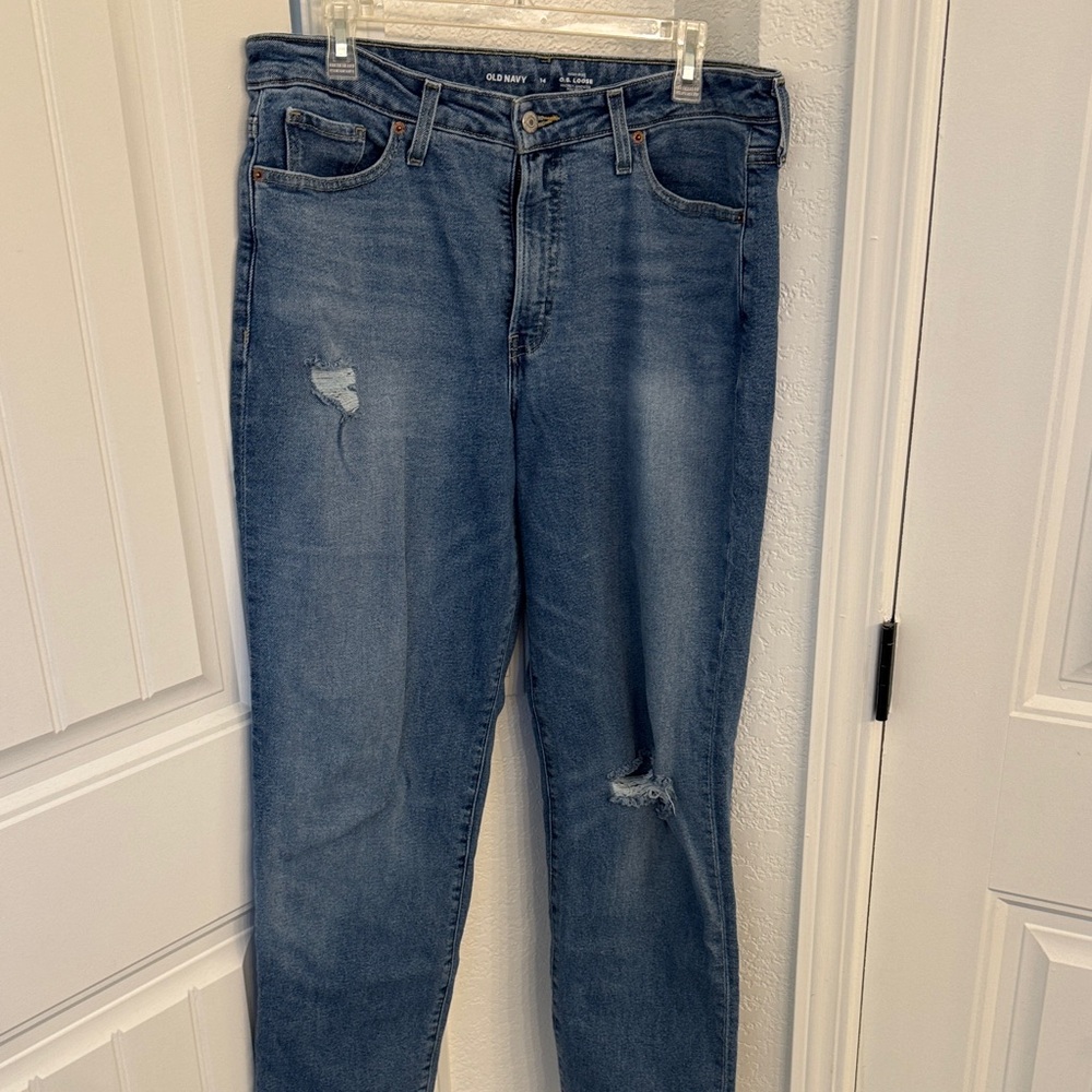 Old Navy Women's Straight Leg Jeans in Distressed Blue